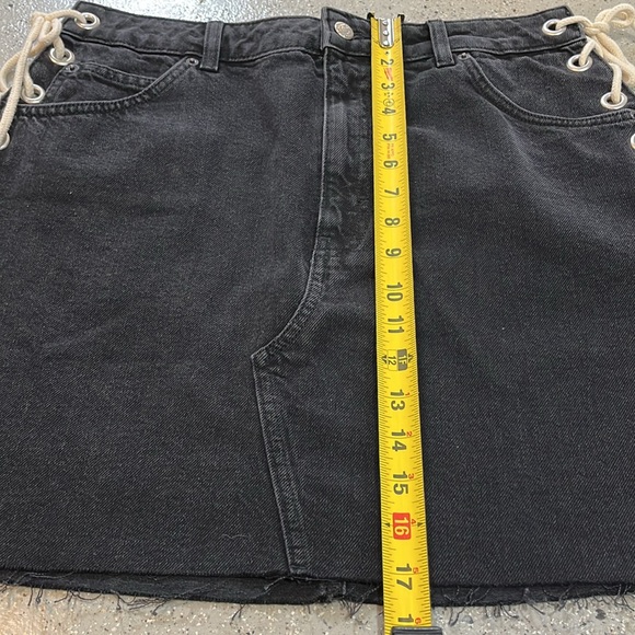 TOPSHOP LACE UP SIDE DENIM SKIRT WITH RAW HEM BLACK WASH SIZE 12 - Picture 9 of 11